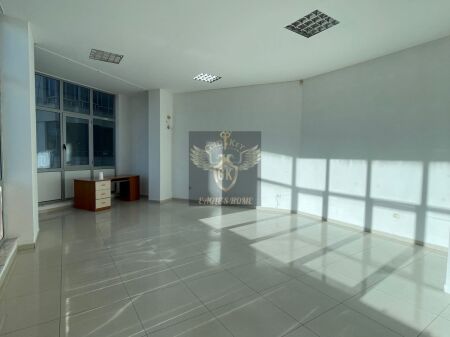 🏢 AMBIENT ME QERA – Pranë Albanian College Durres