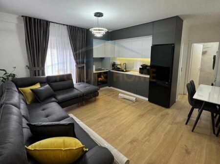 Shitet, Apartament 1+1, prane Xhamise, Selitë