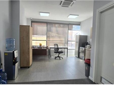 AMBIENTE COMMERCIALE IN VIA HOXHA TAHSIM! 5.000 € /Mese