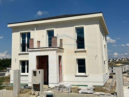 In vendita, Villa su 3 piani, Rolling Hill, vicino al Lago di Farka