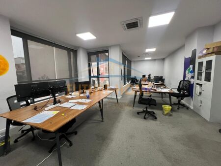 Qira, Ambient+2 Poste Parkimi, Rruga Hoxha Tahsim