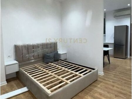 RRUGA E BARRIKADAVE,JAPIM GARSONIERE ME QIRA