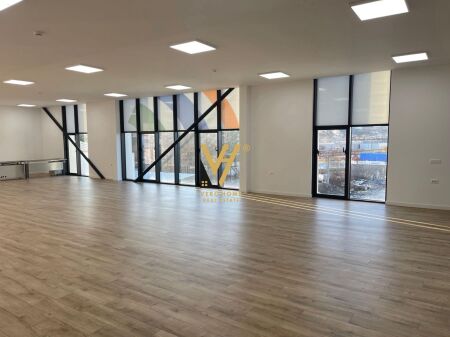 JEPET AMBIENT BIZNESI 200 M2 ME QERA TE TOP CHANEL,KASHAR 1.150 EURO