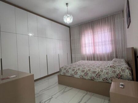 Tirane, jap me qera Apartament 2+1, 110 m². Cmimi 750 € (Fusha e Avicionit. Rruga e Dafinave)