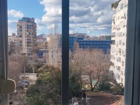 Shitet Apartament 2+1 tek Pazari I Ri