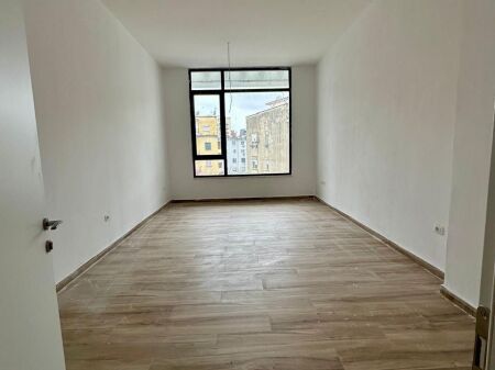 Jepet me qera ambient bisnesi tek Donika Center,Rruga Mine Peza!
