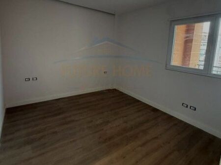Shitet, Apartament 2+1 +2 ballkone Shkolla e Kuqe