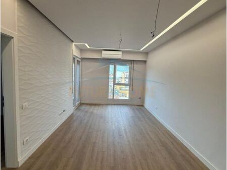 Shitet, Apartament 2+1 +2 ballkone Shkolla e Kuqe