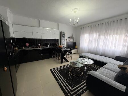 Shitet apartament 1+1 së bashku me garazh në Yzberisht