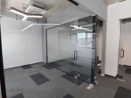 Jepet me qira ambient biznesi 363 m² (300 m² neto) – Rruga e Kosovarëve, Tiranë.