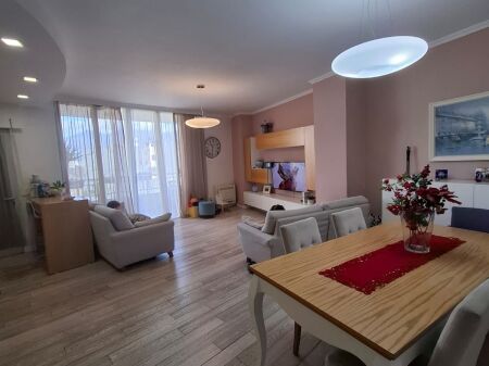 Shitet Apartament 3+1+2