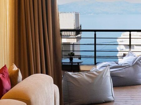 SHITET APARTAMENT 3+1+3  PRANË RRUGES GJASHTË- SARANDE