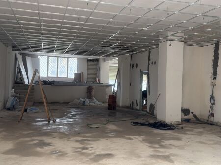 Locale in affitto ad Astir 1200 euro