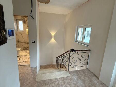 VILE ME QERA 2-KATESHE RRUGA E KAVAJES 2.000 EURO