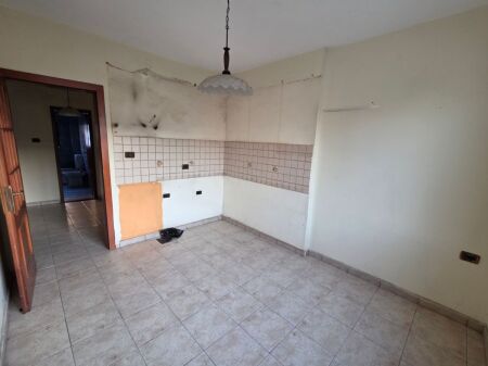 Tek 21 Dhjetori Shitet Apartament 2+1 Ne Pallat Ekzistues