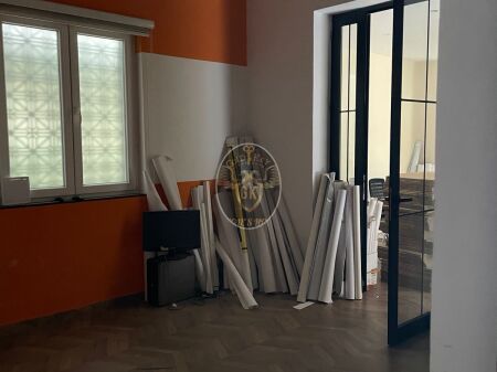 🏢 AMBIENTE ZYRE ME QERA – Pranë Blue Star Center, Durrës