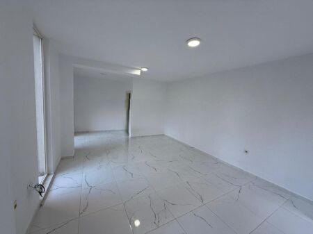 Business Premises for Rent – Near the Main Road Axis, Fresk 220 € /Month