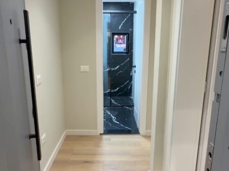 Shitet Apartament 1+1 tek Kryqezimi i 21 Dhjetorit   