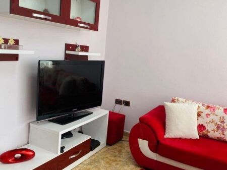 Jepet me qira 2+1 Rr. E Kavajes Spitali Gjerman 600€