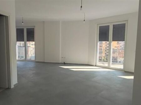 Jepet me qira AMBJENT BIZNESI (ZYRA) TEK 9 KATSHET