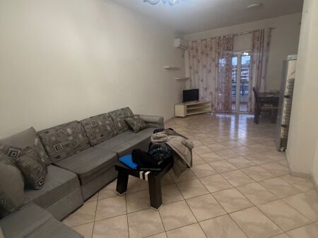 2+1,arredato vicino allo zoo,giardino vicino al bar la fontana,prezzo 600 mila leke