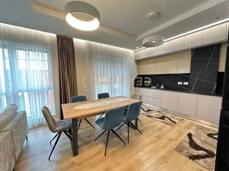 Apartament 3+1+ 3 tualete per Qira tek Liqeni i Thate!