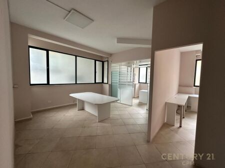 Jepet Zyrë Me Qira në 21 Dhjetori. 1,000 € /Muaj