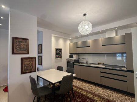 🏠JEPET ME QIRA Apartament 3+1+2+bllk 📍Selvia, prane Qendres 🏢Kati i 7, me ashensor  🛋️Hyrja eshte e mobiluar 📐Sip. 120m2 Neto 💶 Çmimi: 1500€