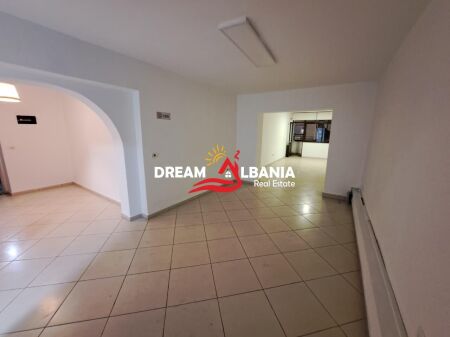 Ambient Biznesi/Zyre ne Shitje ne Zonen e Myslym Shyrit, prane Someg (ID 4161111)