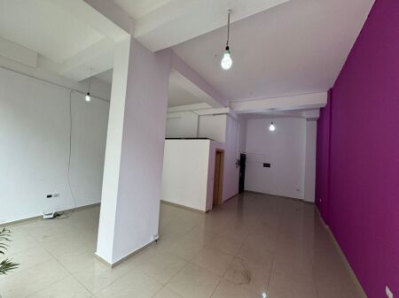 Commercial space for rent in Astir