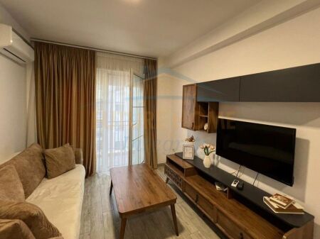 Qera, Apartament 1+1, Rruga 5 Maji, Tiranë.