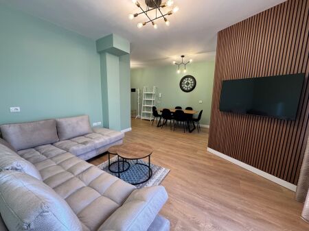 Jepet me qira super duplex 3+1+2 + 2 poste parkimi 📍 Kompleksi FZ – Liqeni i Thatë  Apartament super duplex i pozicionuar në katin e 5-të dhe 6-të, në pallat të ri me ashensor. 📐 Ambient shumë i mirëorganizuar, modern dhe funksional.  🔹 Tipologjia: 3 dhoma gjumi + sallon + kuzhinë + 2 tualete 🔹 Poste parkimi: 2 🔹 Gjendja: I sapoarredurar, i pabanuar më parë 🔹 Pallat i ri, ndërtim cilësor 🔹 Zona: Rezidenciale, e qetë dhe shumë e kërkuar  💶 Çmimi: 1500 € / muaj  📞 Ideal për familje ose profesionistë që kërkojnë komoditet dhe cilësi jetese.