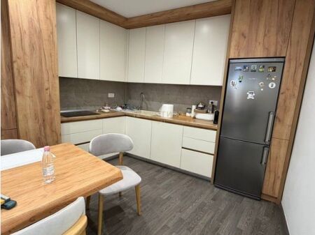 Shitet Apartament 3+2+2 në Rrugën Besim Alla – 270.000 €