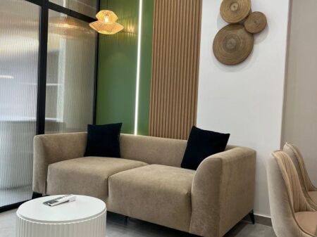 🏢Ne zonen e Laprakes,pak minuta larg Zojes se Keshillit te Mire jepet me qera apartament 2+1+post parkimi,i mobiluar 80,000Leke