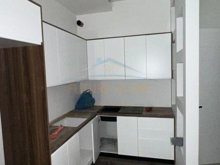 Shitet, Apartament 1+1, Fresku , Tiranë