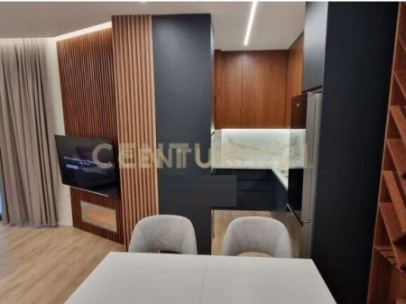 ME QIRA APARTAMENT PREMIUM 2+1+2+POST PARKIMI TE BULEVARDI I RI