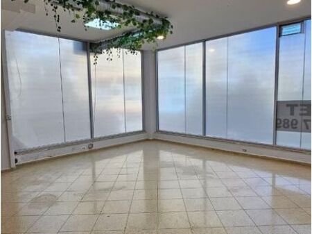 Locale commerciale in affitto presso Kodra e Diellit