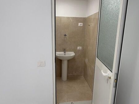 Negozio in affitto, Mine Peza!