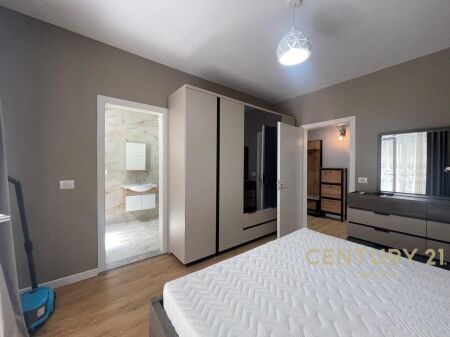 JEPET APARTAMENT ME QERA 2+1+2 DHE POST PARKIMI TEK KOPSHTI BOTANIK