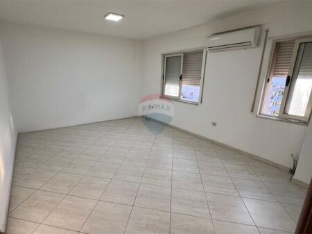 Jepet me qira ambjent 2+1 , Rr. Jordan Misja !