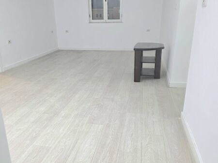 🏢 Locale per ufficio / attività in affitto  📍 Via Kavaja, lato strada 📌 Di fronte a Square 21  🏬 2° piano, sopra i negozi 📐 Superficie: 92 m²  💼 Adatto per: Ufficio economista, ufficio servizi, estetica, dentista, clinica, ecc.  💶 Prezzo: 700 € / mese  📞 Contatta per maggiori informazioni