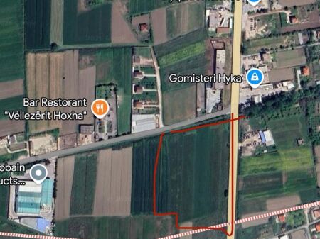 Shitet Toke Buze Rruge afer Vores