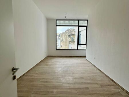 📣 OFFICE Space FOR RENT 📍 Near Cafe "Flora", Tirana Center ✨   🏢 New Building  🪜 1st Floor (With Elevator)  📐 Area 37 m2   💶 Price 600 Euro