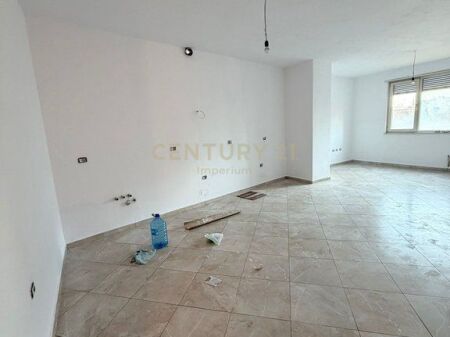 Ufficio in affitto – 127 m², Centro Tirana (dietro il palazzo a 15 piani)