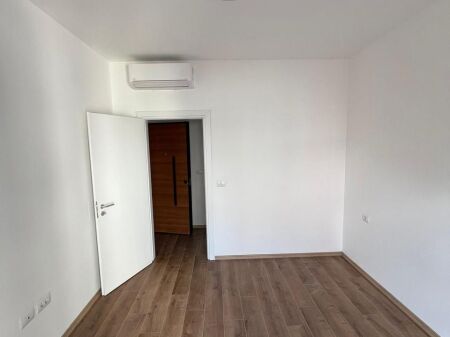 Jepet me qera 1+1 Adresa : Zogu i zi  Kati 2  Jepet bosh ambjent per zyra  Siperfaqe 60 m2  Cmimi 600 mij lek