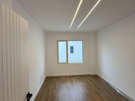 Shitet apartament 1+1 në Tushemisht, Pogradec – me pamje nga liqeni