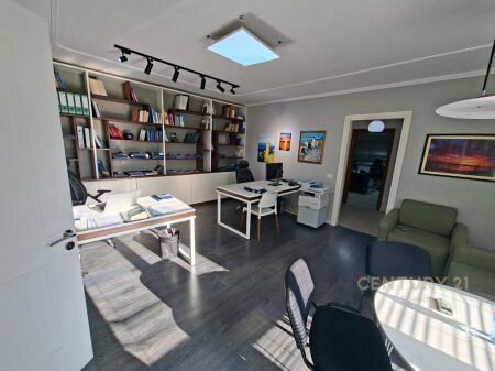 ZYRA TEK MYSLYM SHYRI ME QERA