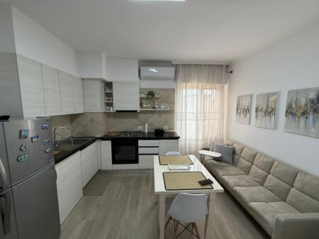 QERA GARSONIERE 📍Prane QENDRES  🛣️ Rruga e "Bogdaneve" ✨   🏢 Ndertim i Ri  🪜 Kati 5 (Me Ashensor)  🛋️ Mobiluar Me Kushte Bashkekohore   ❌ Jo Airbnb  💶 Cmimi 500 Euro