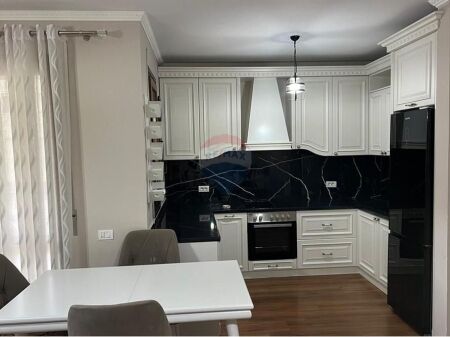 Apartament - Për Qira - Selita e Vjetër, Tiranë