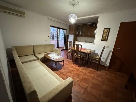 🏢Rruga Barrikadave,jepet me qera apartament,3+1+2,i mobiluar. 60,000Leke